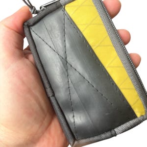Handlicher Upcycling Geldbeutel, handgemachte Geldbörsen, nachhaltige Accessoires, einzigartige Geldbeutel, recycelte Materialien, gelb