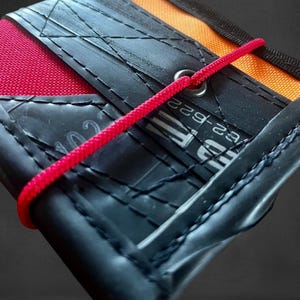 Portemonnee gemaakt van fietsband en buitenstof, upcycling, recycling van binnenband, vegan