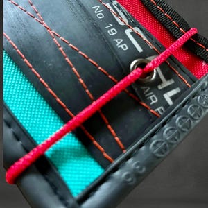 Portemonnee gemaakt van fietsband en buitenstof, upcycling, recycling van binnenband, vegan