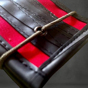 Upcycling portemonnee van fietsband en buitenmateriaal