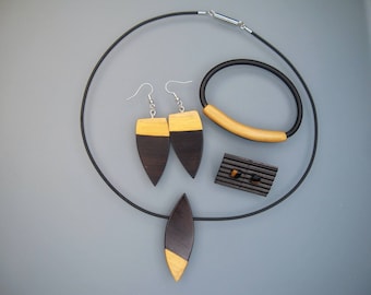 Yew wooden jewelry set