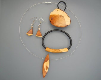 Yew wooden jewelry set