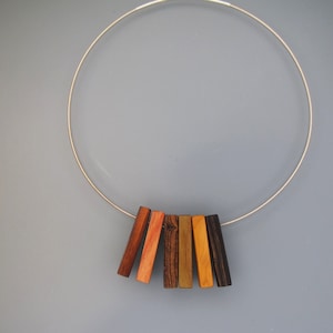 Holzschmuck Spiralhalsreif Bild 1