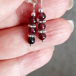 Garnet earrings in 925 silver with a red gemstone. Small earrings with a hinged clasp.