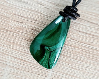 Malachit-Halskette mit echtem Leder und grünem Stein.