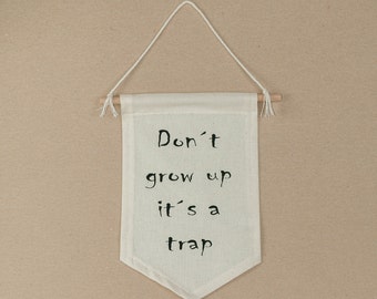 Wimpel mit Spruch Dont grow up, its a trap | Wimpel Kinderzimmer | Wanddeko personalisiert mit Wunschtext