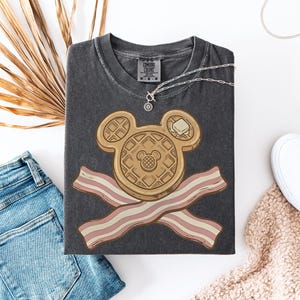 Camiseta retro de ratón, waffle y tocino, camiseta de aperitivos de parque temático, camiseta vintage de desayuno con huesos cruzados, ropa para vacaciones familiares imagen 2