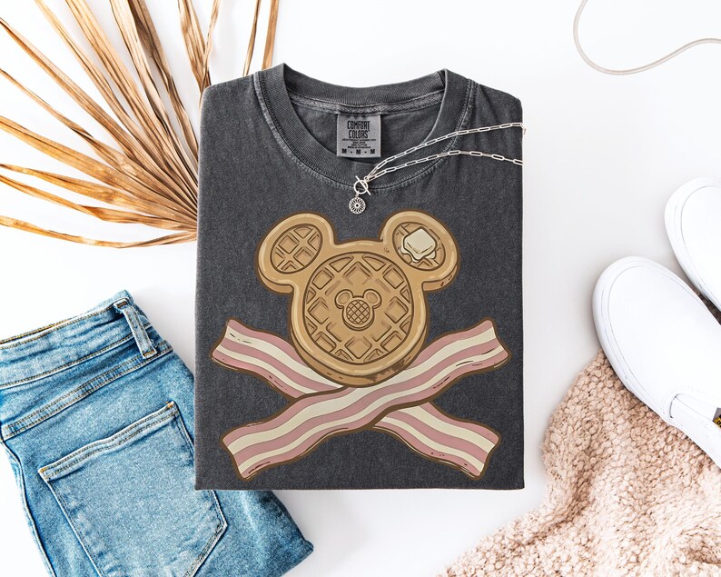 Camiseta retro de ratón, waffle y tocino, camiseta de aperitivos de parque temático, camiseta vintage de desayuno con huesos cruzados, ropa para vacaciones familiares imagen 2