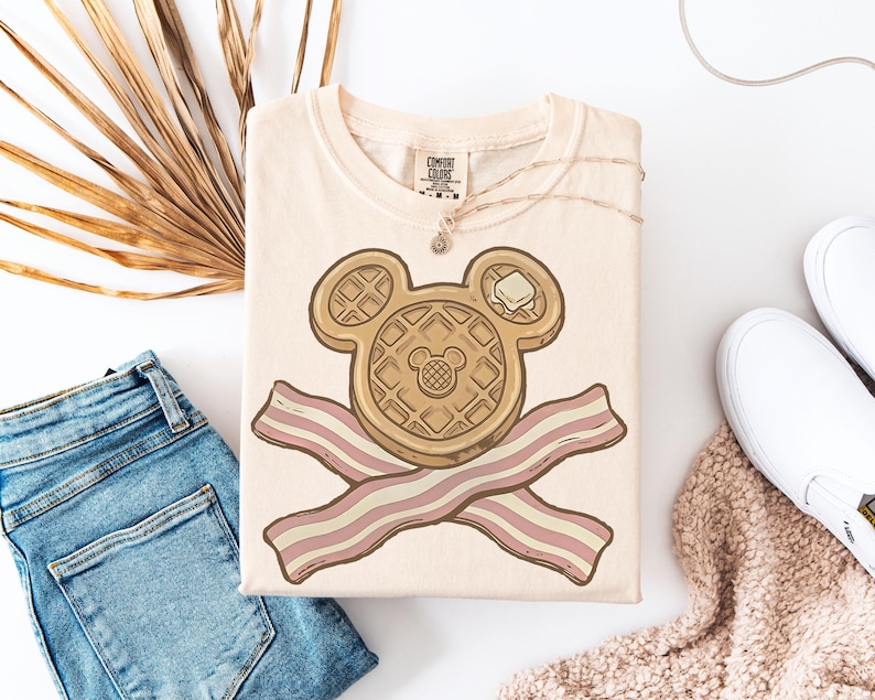 Camiseta retro de ratón, waffle y tocino, camiseta de aperitivos de parque temático, camiseta vintage de desayuno con huesos cruzados, ropa para vacaciones familiares imagen 1