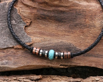 Exclusieve herenketting van zwart leer met roestvrijstalen kralen en turkooisblauw – handgemaakt, tijdloos design.