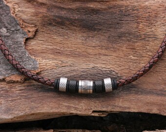 Elegante leren herenketting in bruin en zwart met roestvrijstalen kralen, lengte 45 cm.