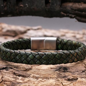 Men&#39;s green leather bracelet with magnetic clasp