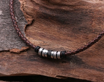 Herenketting, leren ketting, bruin, 5 mm gevlochten met diverse roestvrijstalen kralen, lengte 45 cm