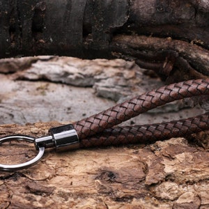 Keychain made of leather, brown red-brown hand-braided, keychain, high-quality leather lanyard, gift, keychain