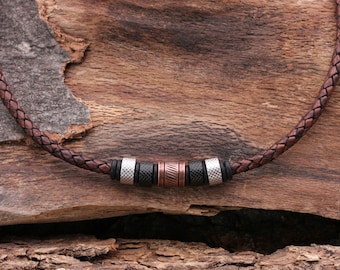 Elegante leren herenketting met kralen van roestvrij staal en versierd metalen onderdeel, lengte 45 cm