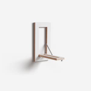 Op de afbeelding: Een wit opklapbaar wandrek met een houten plank en een zilveren scharnier. Het rek is gemonteerd aan een witte muur.