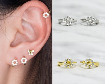 NEU! Blumen Kreis Huggie Hoop Ohrringe-Stacking Ohrringe - Winzige Hoop Ohrringe - Blumen Design - 18k Vergoldet