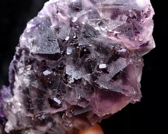 Espécimen mineral de halogenuro de fluoración púrpura grande