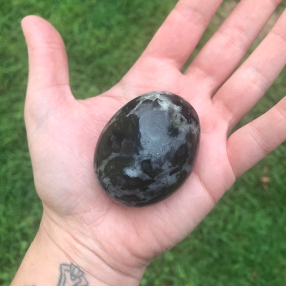 Merlinite: La Pietra dello Stregone e il Fascino della Dualità
