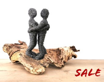 SALE ( 25% - Anstatt 320,- EURO) - Verliebtes Paar - Skulptur aus Draht auf wunderschönem Holz - Handmade Art