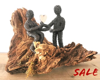 SALE ( 25% - Anstatt 345,-EUR) - Er überreicht ihr ein Herz - Skulptur aus Draht auf wunderschöner Wurzel- Handmade Art - Unikat