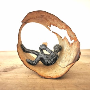Scultura di lettura assorta nel suo mondo - Scultura in filo metallico con libro in un bellissimo e unico vecchio tubo di metallo - Fatto a mano - Unico