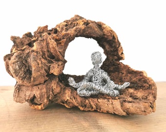 Meditation - Skulptur aus Draht sitzt entspannt in einer wunderschöner Kork-Höhle und meditiert - Handmade Art - Unikat