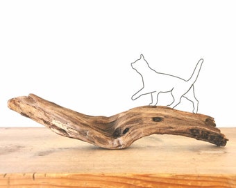 Katze aus Draht auf grösserem wunderschönem geschwungenem einzigartigem Treibholz - Handmade