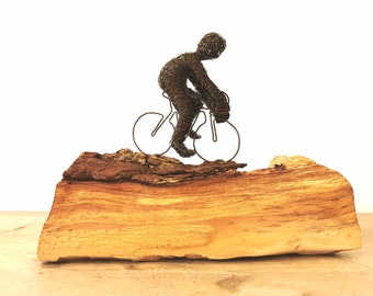 Auf dem Fahrrad - Skulptur aus Draht  fährt Rad auf wunderschönem Holz - Handmade Art - Unikat