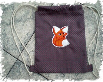 Könnte beinhalten: Eine kleine graue Kordeltasche mit roten Punkten und einem roten und orangefarbenen Fuchs-Applikationen. Die Tasche hat weiße Kordeln.