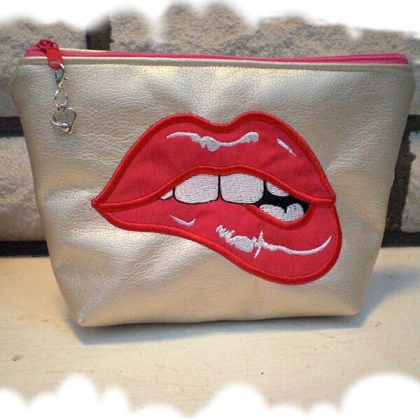 Kosmetik- Tasche bestickt mit Lippen