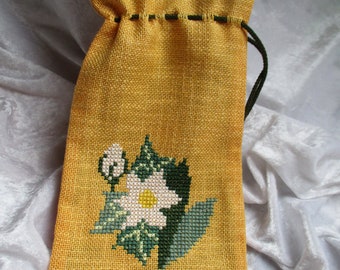 Handgestickter Geschenk - Deko - Beutel, mit einer hübschen Blume