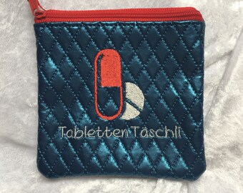 Täschchen, 12 cm / 12 cm aus Kunstleder in blau, bestickt mit dem Schriftzug Pflaster.