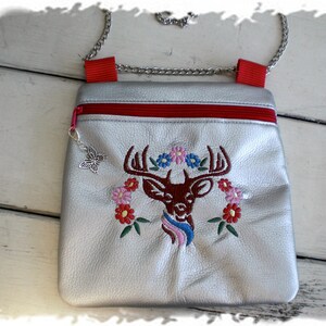 Dirndl-Tasche aus silbernem Kunstleder, bestickt  mit einem wunderschönem  Hirschkopf
