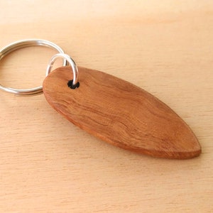 Colgante de llave de tabla de surf, hecho a mano con mucho cariño en madera, posibilidad de personalización