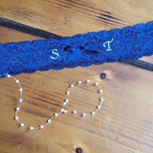 Blaues Anti-rutsch Strumpfband mit Initialen, Strumpfband blau aus weicher Spitze mit Schleife,  Hochzeit Geschenk Braut blau JGA