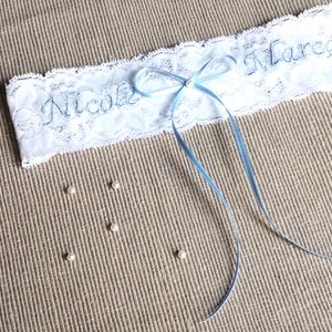 Anti-rutsch Braut Strumpfband in weiß oder dunkelblau, Strumpfband mit Schleife, Strumpfband mit Initialen und blauer Schleife Braut Party Bild 2