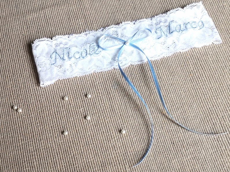 Anti-rutsch Braut Strumpfband in weiß oder dunkelblau, Strumpfband mit Schleife, Strumpfband mit Initialen und blauer Schleife Braut Party Bild 2