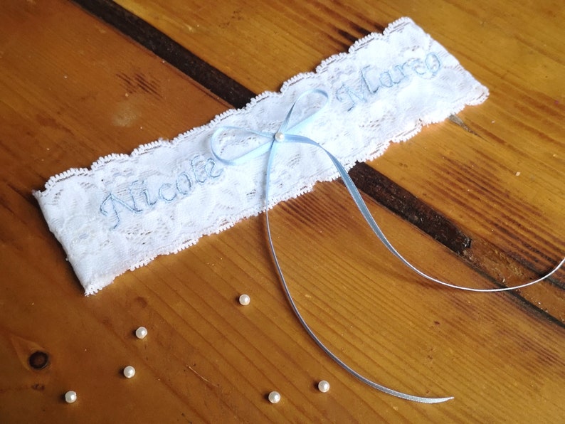 Anti-rutsch Braut Strumpfband in weiß oder dunkelblau, Strumpfband mit Schleife, Strumpfband mit Initialen und blauer Schleife Braut Party Bild 1