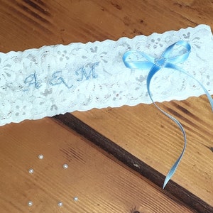 Anti-rutsch Braut Strumpfband in weiß oder dunkelblau, Strumpfband mit Schleife, Strumpfband mit Initialen und blauer Schleife Braut Party Bild 6