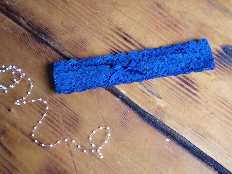 Anti-rutsch Braut Strumpfband in weiß oder dunkelblau, Strumpfband mit Schleife, Strumpfband mit Initialen und blauer Schleife Braut Party Bild 8