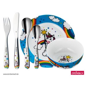 Op de afbeelding: Een kinderservies met een eenhoornthema. De set bevat een bord, een kom, een vork, een mes en twee lepels. Het bord en de kom hebben een blauwe rand met een regenboog- en wolkenontwerp. Het bestek heeft een eenhoorn- en sterontwerp.
