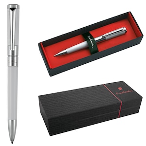 Könnte beinhalten: Ein weißer Stift mit silbernen Akzenten und dem Schriftzug "Pierre Cardin" an der Seite. Der Stift befindet sich in einer schwarzen Box mit rotem Innenraum und dem Schriftzug "Pierre Cardin" auf der Oberseite.