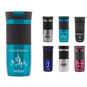 Könnte beinhalten: Ein Set aus acht Edelstahl-Reisebechern in verschiedenen Farben und Designs. Die Becher sind mit personalisierten Namen und Grafiken versehen, darunter eine Bergkette, ein Fahrrad, ein Fußball und Herzen. Jeder Becher trägt den Schriftzug "contigo".