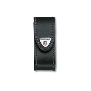 Puede incluir: Funda de cuero negro con costuras blancas, dise&ntilde;ada para guardar una navaja de bolsillo. La funda presenta el logotipo plateado de Victorinox en la parte delantera. La funda rectangular est&aacute; dise&ntilde;ada para proteger una navaja.