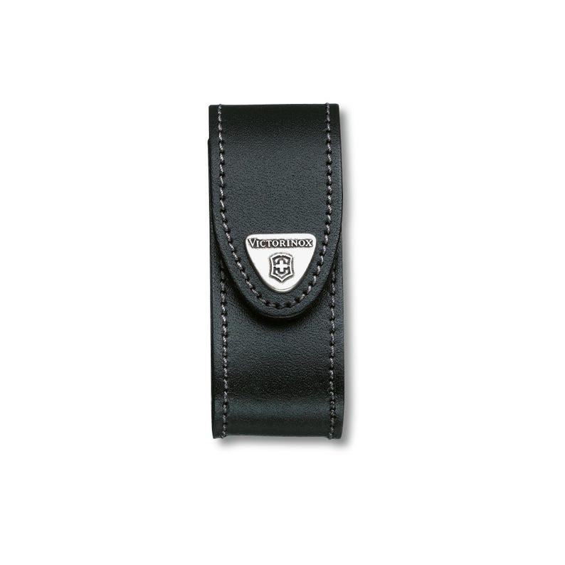 Puede incluir: Funda de cuero negro con costuras blancas, dise&ntilde;ada para guardar una navaja de bolsillo. La funda presenta el logotipo plateado de Victorinox en la parte delantera. La funda rectangular est&aacute; dise&ntilde;ada para proteger una navaja.