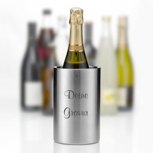Könnte beinhalten: Ein Weinkühler aus Edelstahl mit dem Text "Deine Gravur" auf der Vorderseite, der eine Champagnerflasche enthält. Die Champagnerflasche hat einen goldenen Folienverschluss und einen grünen Glaskörper. Andere Flaschen sind im Hintergrund unscharf.