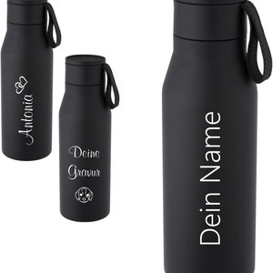 Puede incluir: Tres botellas de agua aisladas negras con una correa negra. Las botellas tienen texto blanco en ellas. El texto en las botellas dice "Antonia", "Deine Gravur" y "Dein Name".