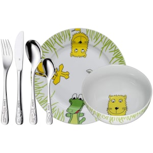Könnte beinhalten: Ein Kindergeschirr-Set mit Teller, Schüssel und Besteck. Der weiße Keramikteller und die Schüssel haben ein grünes Grasdesign und Cartoon-Tierillustrationen. Das Besteck ist aus Edelstahl.