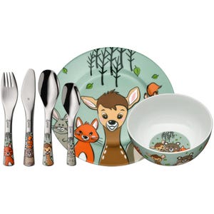 Pode incluir: Um conjunto de louça infantil com prato, tigela, garfo, faca e duas colheres. O conjunto tem um tema de floresta com ilustrações de um veado, raposa e outras criaturas da floresta. O prato e a tigela são verde claro.